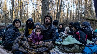 Miembros de una familia kurda en la frontera entre Polonia y Bielorrusia