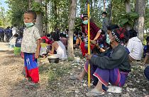 Mianmari falusiak egy csoportja, akik a katonai túlkapások elől Thaiföldre menekültek, december 17-én
