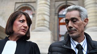 البستاني المغربي عمر الرداد، الذي أدين بقتل فرنسية ثرية في الريفيرا الفرنسية عام 1991، رفقة محاميته سيلفي نواشوفيتش، بعد جلسة استماع في باريس، 25 نوفمبر 2021