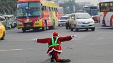 Φιλιππίνες: Τροχονόμος ντυμένος Άγιος Βασίλης