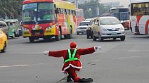 شرطي المرور الفلبيني راميرو هينوجاس، يرتدي زي بابا نويل، يوجه حركة المرور في مانيلا، الفلبين، 6 ديسمبر 2011