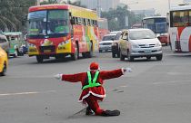 In Manila regelt der Weihnachtsmann den Verkehr und tanzt dabei