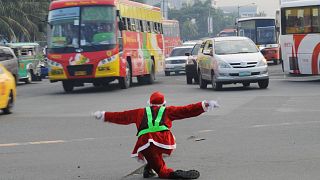 Pai Natal dança e comanda o trânsito nas Filipinas
