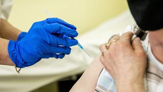 Oltás a Moderna koronavírus elleni vakcinája harmadik, emlékeztető adagjával a békéscsabai Réthy Pál kórházban 2021. december 20-án.