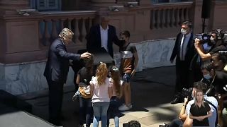 El presidente de Argentina, Alberto Fernández , imauguró una placa a las puertas de la Casa Rosada