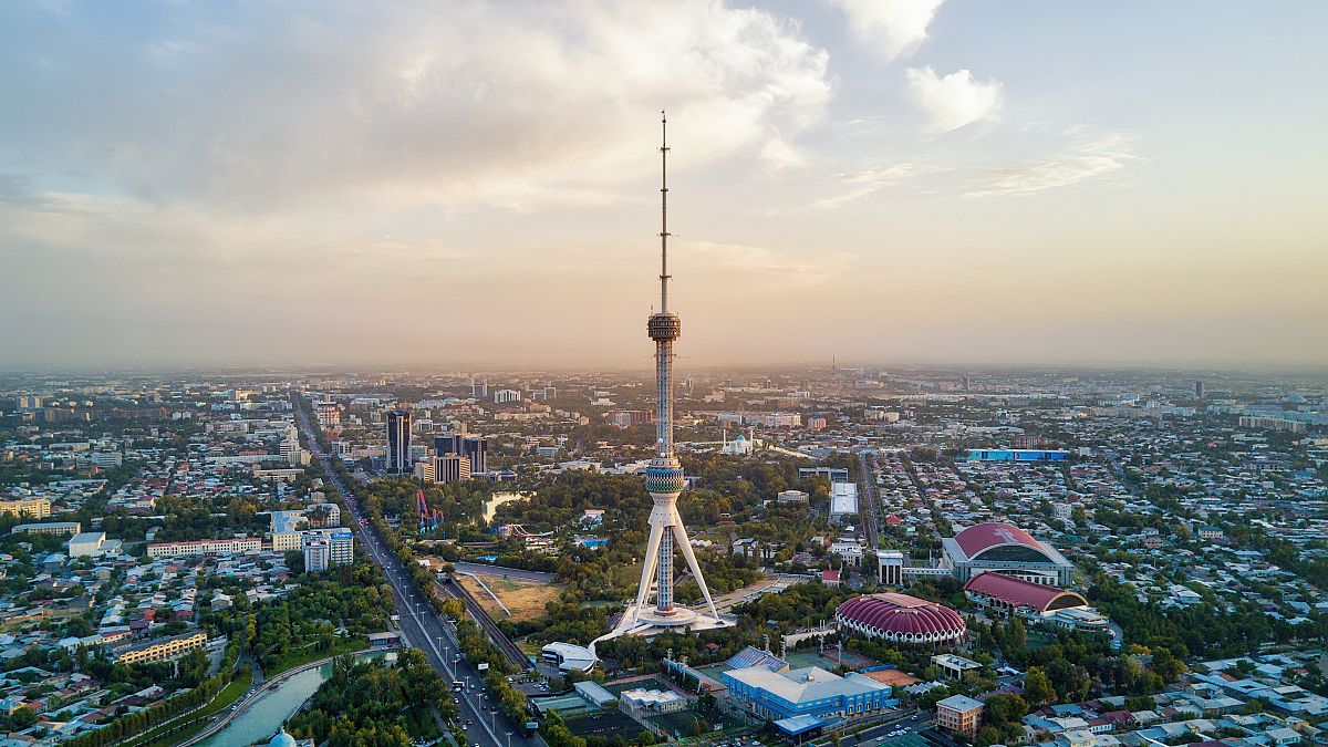 Узбекистан. Ташкентская телебашня на закате. Снимок с воздуха.