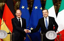 Fester Handschlag zwischen Scholz und Draghi in Rom