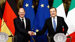 Fester Handschlag zwischen Scholz und Draghi in Rom