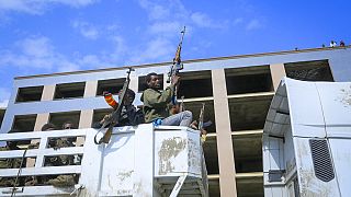 Des rebelles du Tigré à bord d'un camion dans une rue de Mekele, la capitale de la région du Tigré, dans le nord de l'Éthiopie en octobre dernier