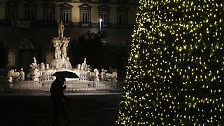 Karácsonyi fények a nápolyi Neptune-szökőkútnál 2021 december 9-én