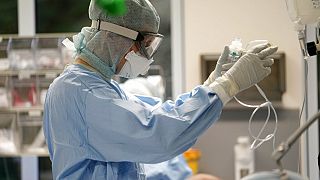 Koronavírusos beteget ápolnak a Westerstede Clinical Center-ben, Németországban