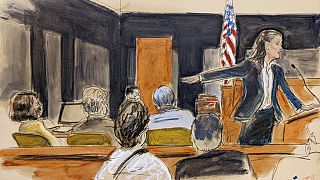 L'assistante du procureur Maurene Comey pointe du doigt Ghislaine Maxwell, à l'extrême gauche, lors de son procès pour trafic sexuel, le 20 décembre 2021 à New York.