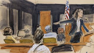 La fiscal adjunta señala a Ghislaine Maxwell, mientras presenta la refutación de la acusación durante el juicio por tráfico sexual de Maxwell, 20/12/2021, Nueva York, EEUU