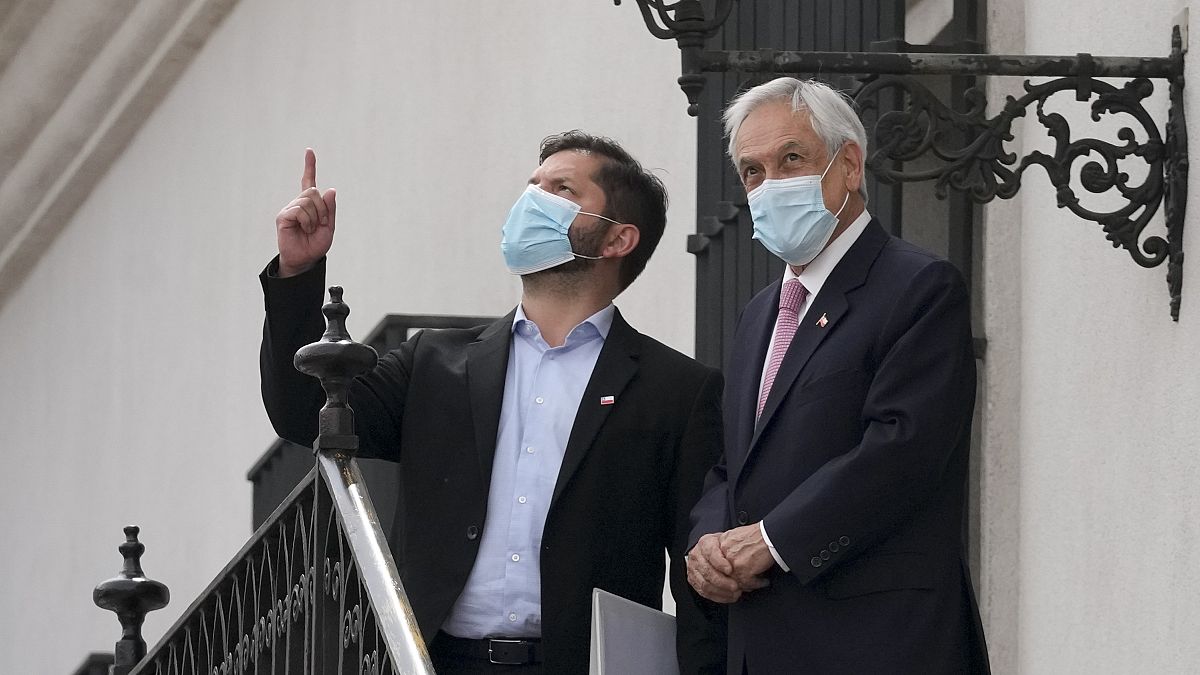 Sebastián Piñera y Gabriel Boric se saludan en el Palacio de La Moneda