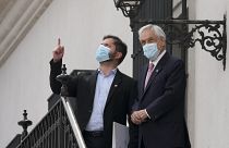Sebastián Piñera y Gabriel Boric se saludan en el Palacio de La Moneda