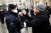 Ein wütender Demonstrant am Brandenburger Tor bei einer verbotenen Veranstaltung gegen Corona-Maßnahmen am Samstag