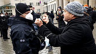 Ein wütender Demonstrant am Brandenburger Tor bei einer verbotenen Veranstaltung gegen Corona-Maßnahmen am Samstag