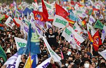 Simpatizantes del presidente electo de Chile, Gabriel Boric, de la coalición "Apruebo Dignidad", celebran su victoria en la segunda vuelta de las elecciones presidenciales,