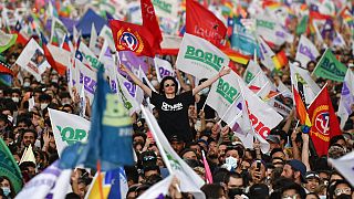 Simpatizantes del presidente electo de Chile, Gabriel Boric, de la coalición "Apruebo Dignidad", celebran su victoria en la segunda vuelta de las elecciones presidenciales,
