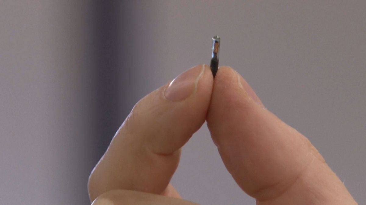 Empresa sueca cria microchip para implantar certificado Covid sob a pele