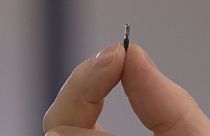 Empresa sueca cria microchip para implantar certificado Covid sob a pele