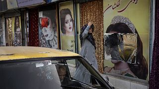 Kabuli szépségszalon elcsúfított kirakata