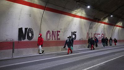 Ante los peligros de los Alpes, grupos de voluntarios buscan ayudar a los migrantes 