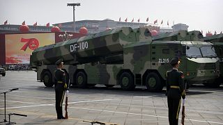 DF-100 cirkálórakétákat hordozó járművek egy pekingi katonai parádén