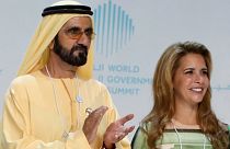 الشيخ محمد بن راشد آل مكتوم ، حاكم دبي وزوجته السابقة الأميرة هيا بنت الحسين على خشبة المسرح خلال افتتاح القمة العالمية للحكومات في دبي 2018.