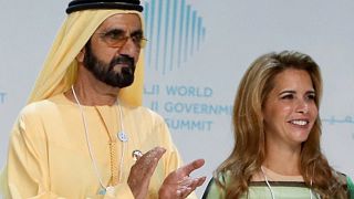 الشيخ محمد بن راشد آل مكتوم ، حاكم دبي وزوجته السابقة الأميرة هيا بنت الحسين على خشبة المسرح خلال افتتاح القمة العالمية للحكومات في دبي 2018.