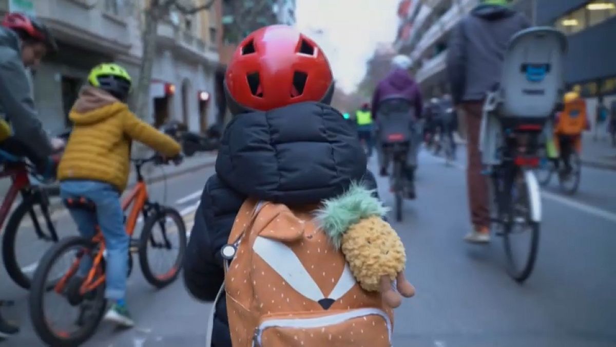 "Bicibús" es una propuesta colaborativa para llevar a los niños a la escuela en bicicleta, 17/12/2021, Barcelona, España