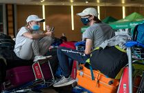 مسافران في مطار سخيبول بالعاصمة الهولندية أمستردام ينتظران موعد إقلاع رحلتهما 29 نوفمبر 2021