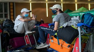 مسافران في مطار سخيبول بالعاصمة الهولندية أمستردام ينتظران موعد إقلاع رحلتهما 29 نوفمبر 2021