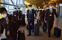 2 dicembre 2021: membri d'equipaggio di volo camminano lungo l'aeroporto internazionale Adolfo Suarez-Barajas di Madrid, Spagna