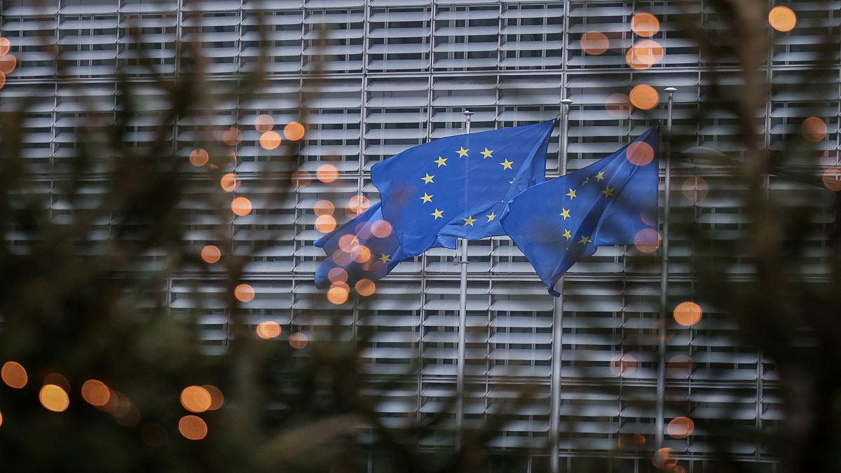 أعلام الاتحاد الأوروبي أمام مبنى المفوضية الأوروبية في العاصمة البلجيكية، بروكسل