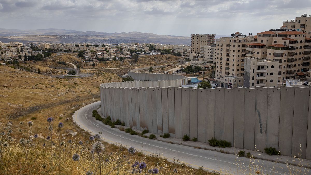مخيم شعفاط خلف جزء من جدار الفصل الإسرائيلي في القدس. الجمعة  19 يونيو/حزيران  2020.