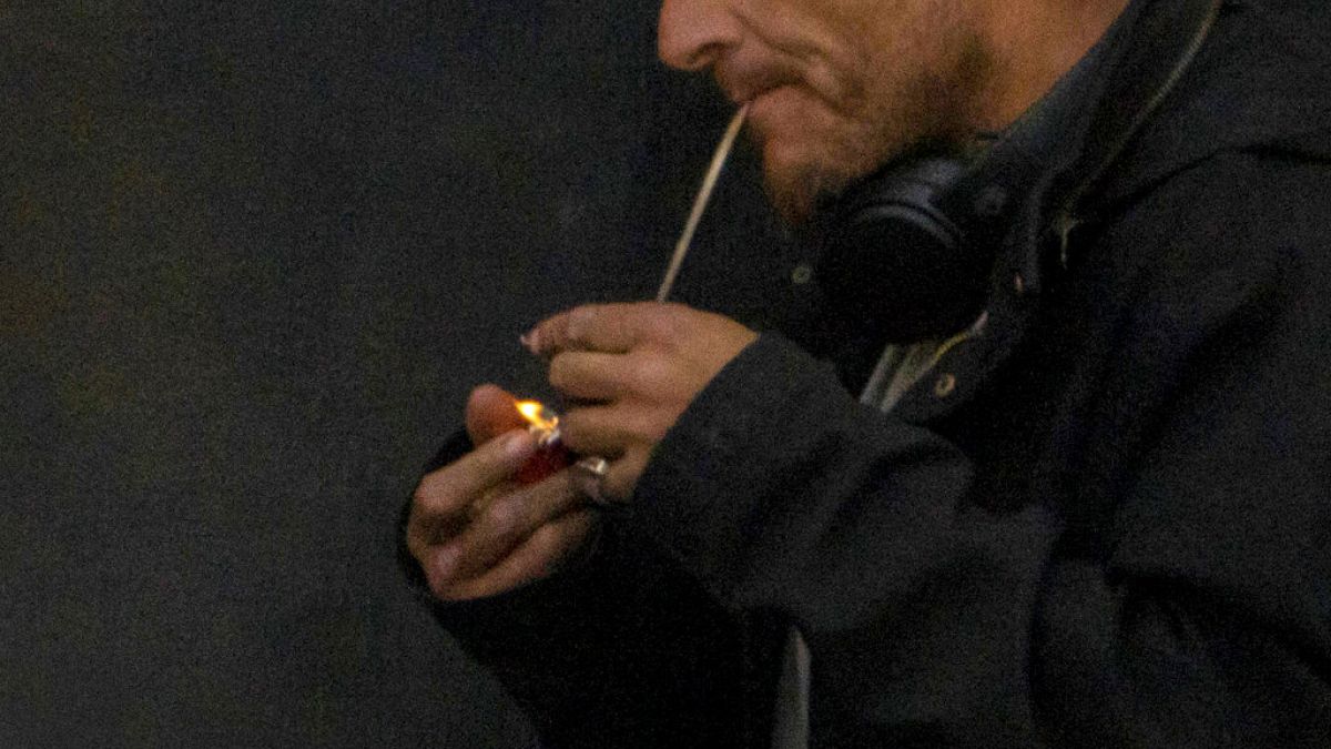 Un hombre fuma fentanilo en Alburquerque, Nuevo México