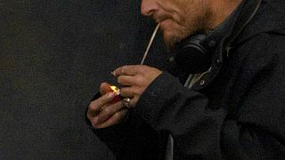 Un hombre fuma fentanilo en Alburquerque, Nuevo México