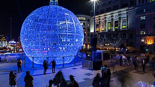 Gente observa la iluminación navideña en Madrid, España
