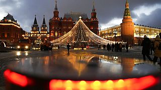 Moscú da la bienvenida a las fiestas con una exposición de árboles de Navidad de todo el mundo