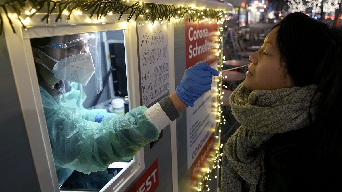 سيدة تجري اختبار فيروس كورونا في برلين، ألمانيا.