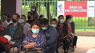 Los centros de vacunación de la capital peruana se llenaron súbitamente al inicio de la semana, 21/12/2021, Lima, Perú