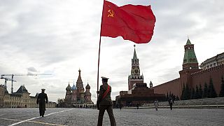Le drapeau de l'URSS brandi à Moscou pour l'anniversaire de la Révolution bolchévique (2019)