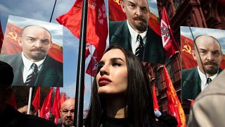 Сторонники Коммунистической партии России с флагами СССР и портретами Ленина на Красной площади.