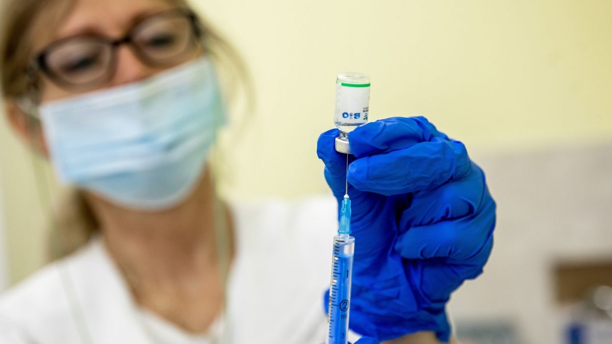 Oltás kínai vakcinával a békéscsabai Réthy Pál kórházban
