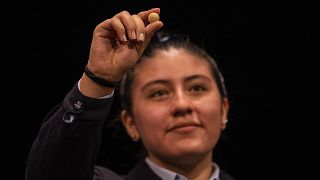 Una alumna del colegio madrileño de San Ildefonso muestra el número ganador de la lotería en el Teatro Real de Madrid, España, el 22 de diciembre de 2021.