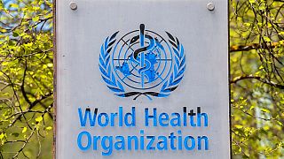 A WHO logója a genfi székháznál
