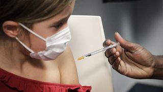 تطعيم طفلة فرنسية ضد كورونا 