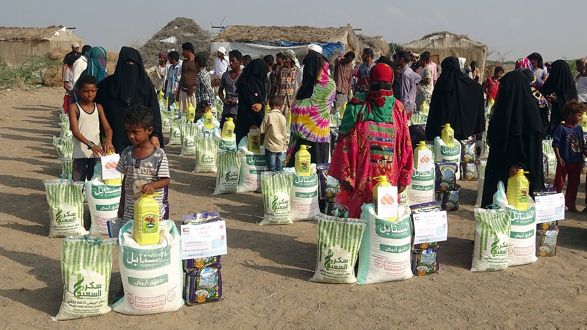 المساعدات الغذائية للنازحين اليمنيين في قرية حيس بالقرب من منطقة الصراع في محافظة الحديدة - اليمن.