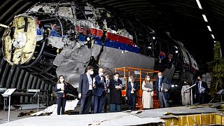 Archives : magistrats néerlandais lors de leur expertise de la carcasse du Boeing 777, le 26 mai 2021 sur la base militaire de Gilze-Rijen dans le sud des Pays-Bas